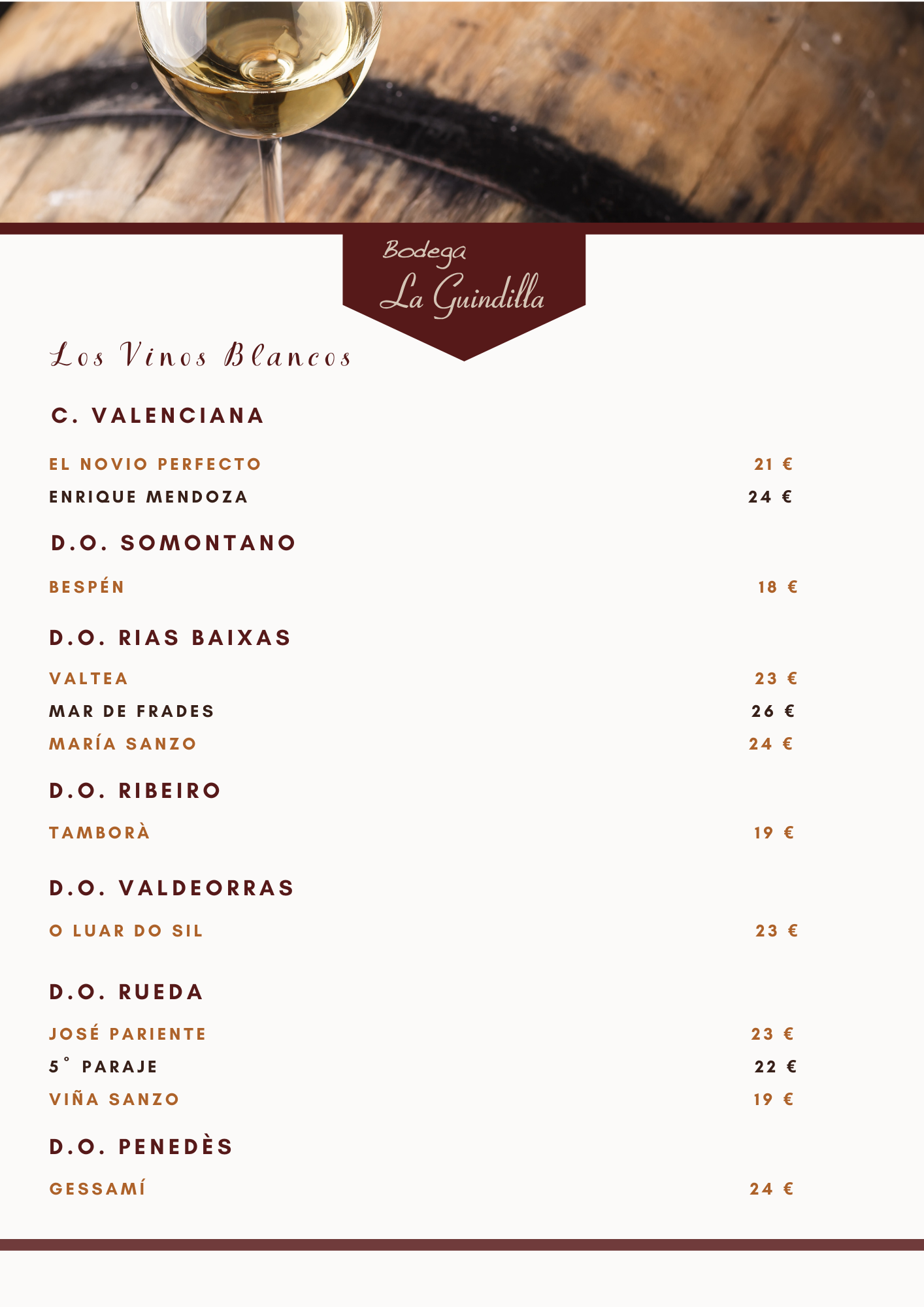 Copa de vino blanco sobre barril, lista de vinos blancos con precios en Bodega La Guindilla