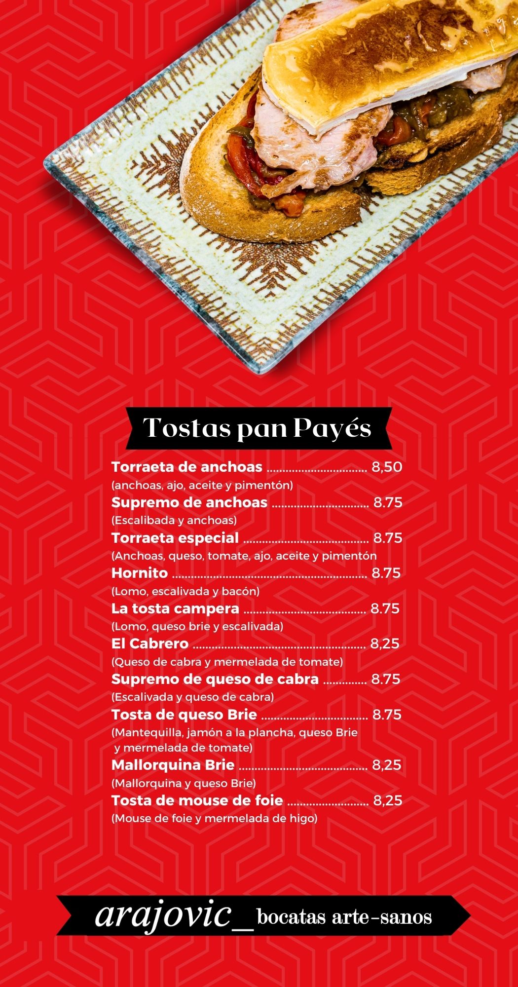 Menú de bocatas sobre fondo rojo, destaca una tosta con jamón y queso en plato decorativo.