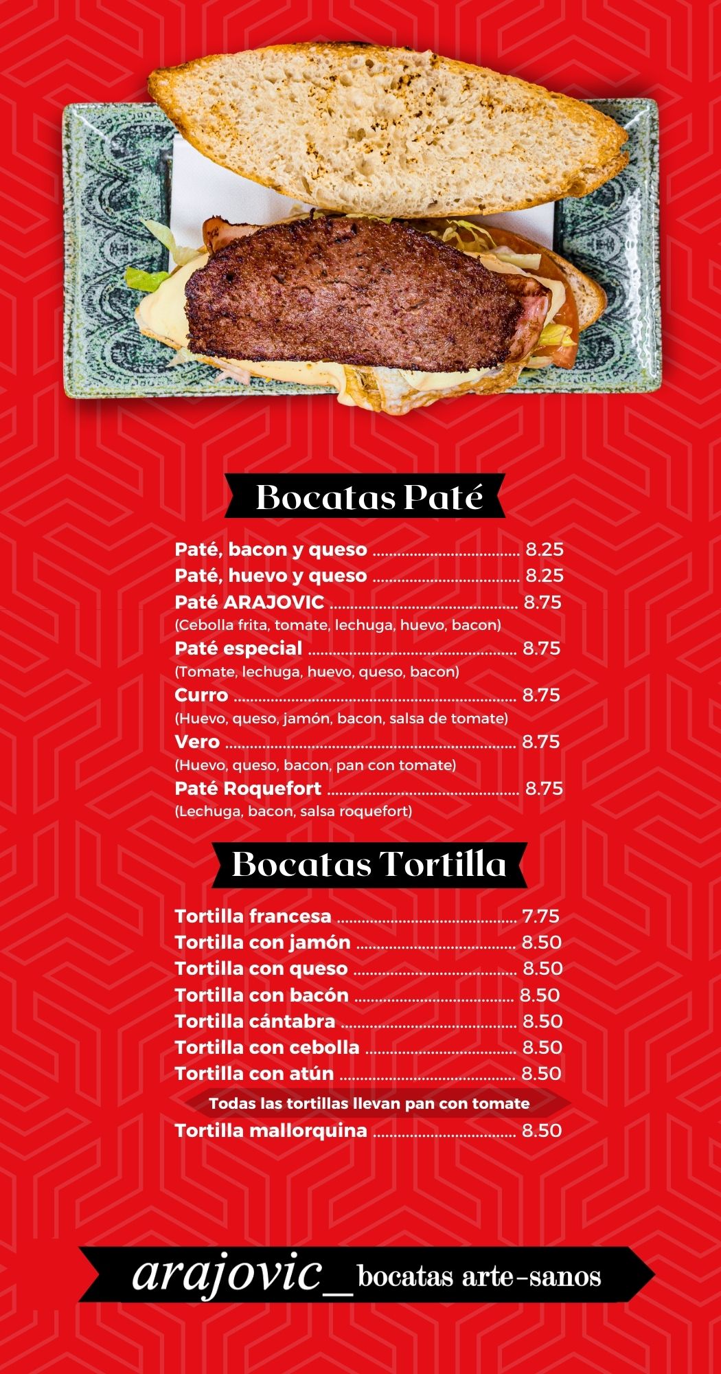 Bocadillo de paté con bacon y queso sobre plato decorativo, menú de bocatas en fondo rojo con patrón geométrico.